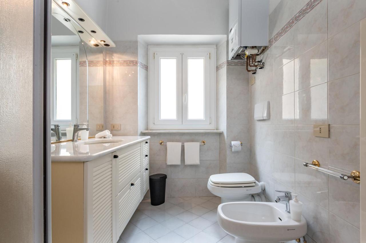 Seaside Apartment Genova Luaran gambar